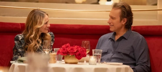 Sarah Jessica Parker as Carrie Bradshaw with John Corbett as Aidan in Sex and the City.