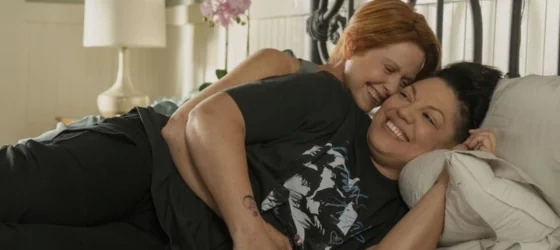 Miranda and Che Diaz in bed hugging in season 2.