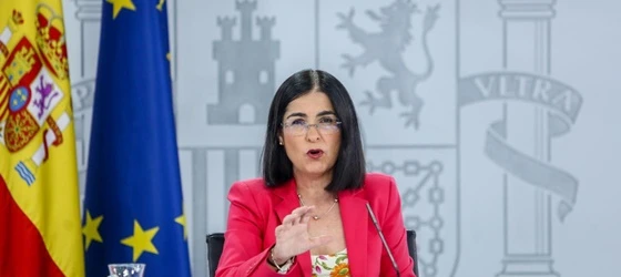 Health Minister Carolina Darias signed the decree that restores fertility treatments for all women.