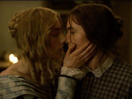 Charlotte and Mary kiss in "Ammonite".