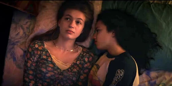 Deena (Kiana Madeira) and her girlfriend Sam (Olivia Scott Welch)  in Netflix film Fear Street part one 1994.
