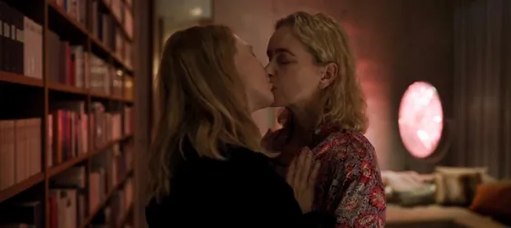 Cate Blanchett as Lydia Tár kissing Sharon Goodnow.
