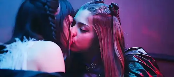 Mencía and Sara kissing.