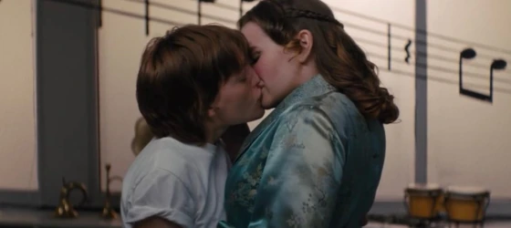 Queer characters Cynthia and Lydia, portrayed by Niamh Wilson, kissing in season 1.