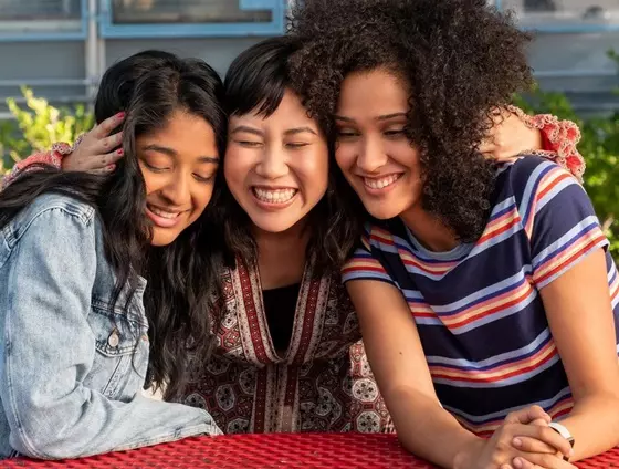 Devi, an Indian girl, with her friend Eleanor and Fabiola in the Netflix series Never Have I Ever.