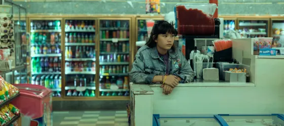 Erin Tieng in Paper Girls.