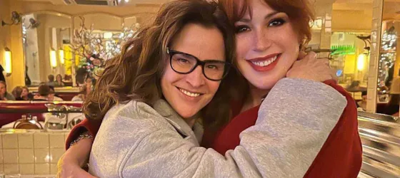 Ally Sheedy and Molly Ringwald hugging.