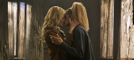 Michelle Hurd as Raffi Musiker and Seven kissing.