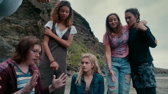 Teenage girls try to survive on a deserted island after a plane crash in The Wilds season 1.